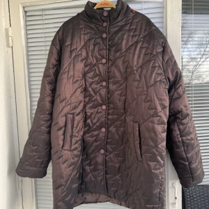 Jacka - Superfin jacka i brunmetallica säljes. Fint skick, inga skavanker eller dylikt. Säljes pga garderobsrensning. One Size, perfekt höst/vår/vinterjacka beroende på vad man har på under.  Spårbar frakt: 66kr. 