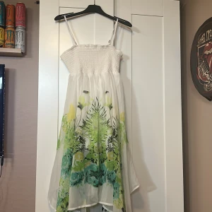 Sommarklänning  - Jättefin Sommarklänning med tryck. Avtagbara axelband. Använd 2 gånger Strl. S