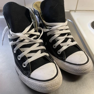 Svarta converse - Höga svarta converse i strl 38 säljes. I fint skick.