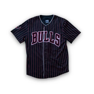 Chicago Bulls Tröja - En riktigt fet Chicago Bulls ”jersey”. Ganska använd men i bra skick (7,5/10). Storlek M och perfekt i längden.