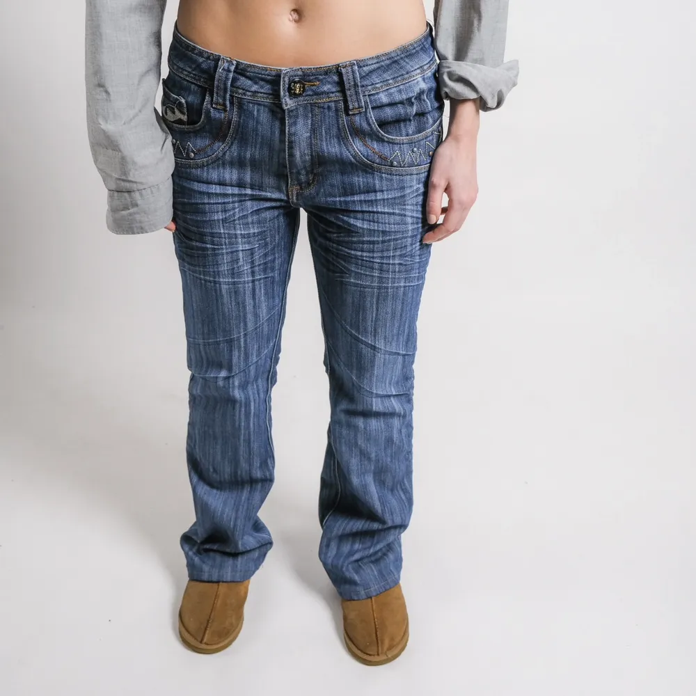 Ett par jeans från You Yi Pin som passar dig som är lite kortare, modellen på bilden är 160 cm och bär normal stl s men passar både större och mindre beroende på önskad passform.  Mått: 29x30. Jeans & Byxor.