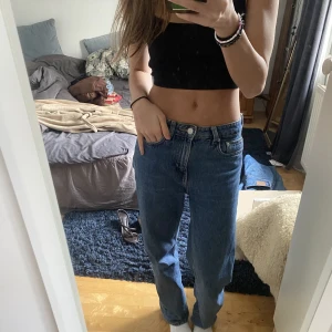 Weekday jeans - Säljer ett par jeans från weekday för att jag redan har ett par snar lika. De är i modellen voyage och är raka. Storleken är 25/30