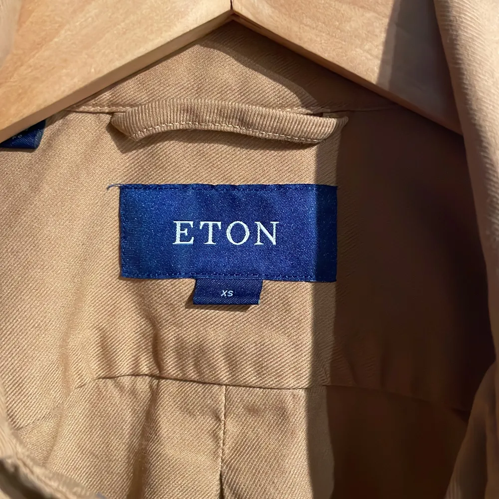 Beige overshirt från Eton i storlek XS. Skjortor.