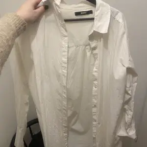 Vit skjortklänning som inte använts på länge