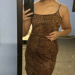 Klänning från H&M stl M  - Vet ej när klänningen är köpt men den är hursom i fint skick. Använd ett par gånger men inte min stil längre så tänkte försöka sälja iväg den😊 70kr inkluderad frakt i priset