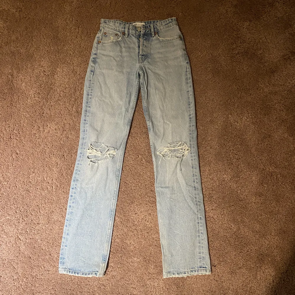 Säljer väldigt fina ljusblå, straight, mid rise, full length jeans från zara. Väldigt snygga jeans, men kommer tyvärr inte till användning längre och därav att jag säljer. Använda några gånger. Nypris 359kr ❤️❤️❤️  Köparen står för frakt🥰. Jeans & Byxor.