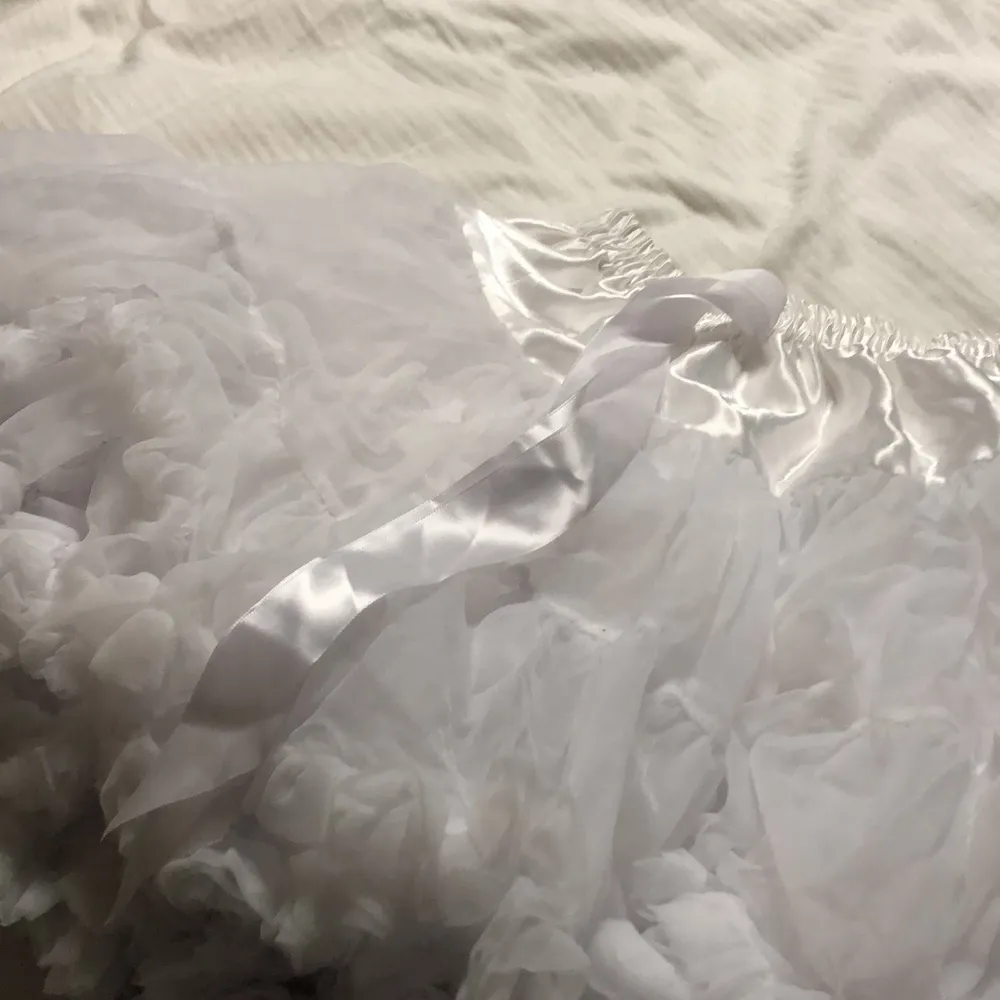 Fluffig vit underkjol från Amazon. Använd ca 8 gånger, den är gammal men eftersom jag inte har använt den mycket så är den som ny. . Kjolar.
