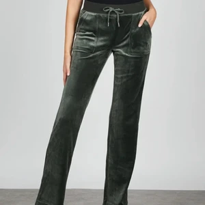 Mörkgrönt juicy sett - Säljer nu mitt superfina mörkgröna juicy couture sett i storlek M som jag fick i julas. Har inte använt mycket och säljer då jag vill ha lite extra pengar. De är fortfarande i nyskick och säljer hela settet för 1730kr + frakt💗  