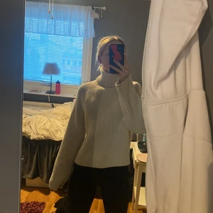 Stickad tröja - Hej säljer min fina stickade tröja från h&m. Jätte fin till våren nu. Skriv privat för mera bilder, köpte för 200kr på rea 