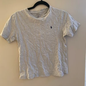Grå Ralph Lauren t-shirt  - Använd men fint skick! Skriv vid frågor