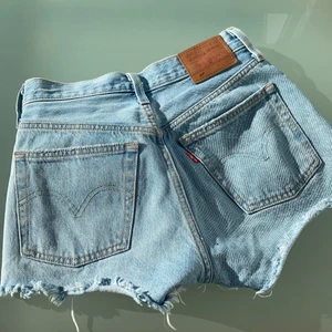 Levis shorts - Funderar på att sälja mina levis jeans om ja får ett bra bud. Nyskick, använda ett fåtal ggr. Strl 24 💓💓💓 köparen står för frakt. Köp direkt för 380❤️