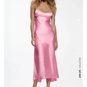 Zara klänning stl S - Säljer denna jätte fina klänning från zara. Aldrig använd, prislappen kvar. Du får själv så för frakten om de behövs😊 hör gärna av dig om du är intresserad💗