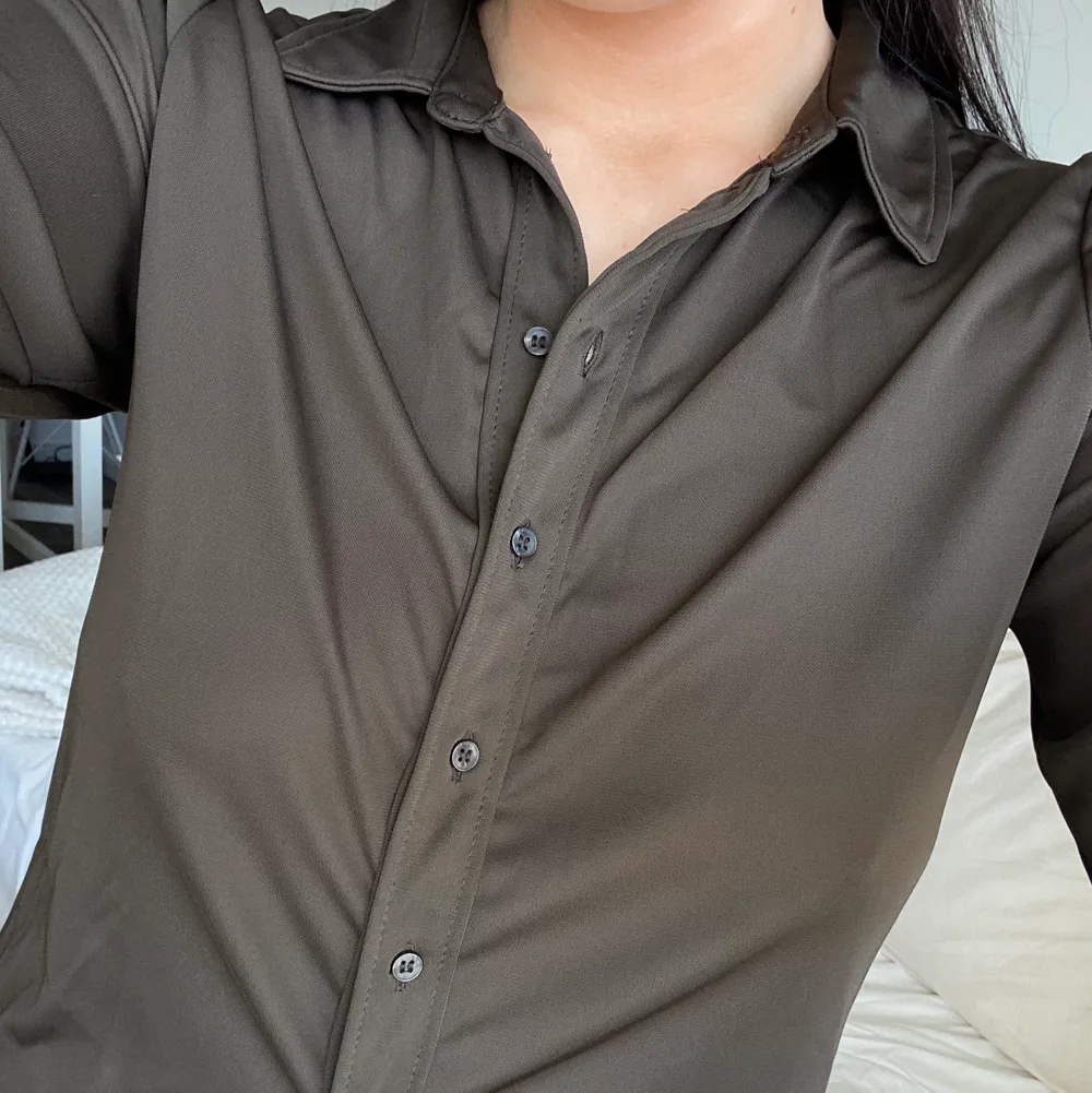 Brun skjorta, aldrig använd endast testad. Är i storlek L men skulle säga att den är tight i modellen. Jag är 165 cm, normalt en M i överdelar.. Skjortor.