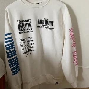 Streetstyle Sweatshirt med tryck - - Helt ny tröja med prislapp  - Pull & Bear - Storlek: M - Oversize - Om ni önskar fler bilder är det bara att fråga :) Har en liten ynka grå fläck som ni kan se på sista bilden