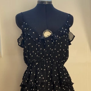 NAKD volangklänning - Supersöt volangklänning från en av Linn Ahlborgs tidigare kollektioner med NAKD. Snygg urringning och djup rygg, passar perfekt till varmare sommarväder! Passar mellan storlek S-M. Helt oanvänd! GRATIS FRAKT HELA SVERIGE 💕