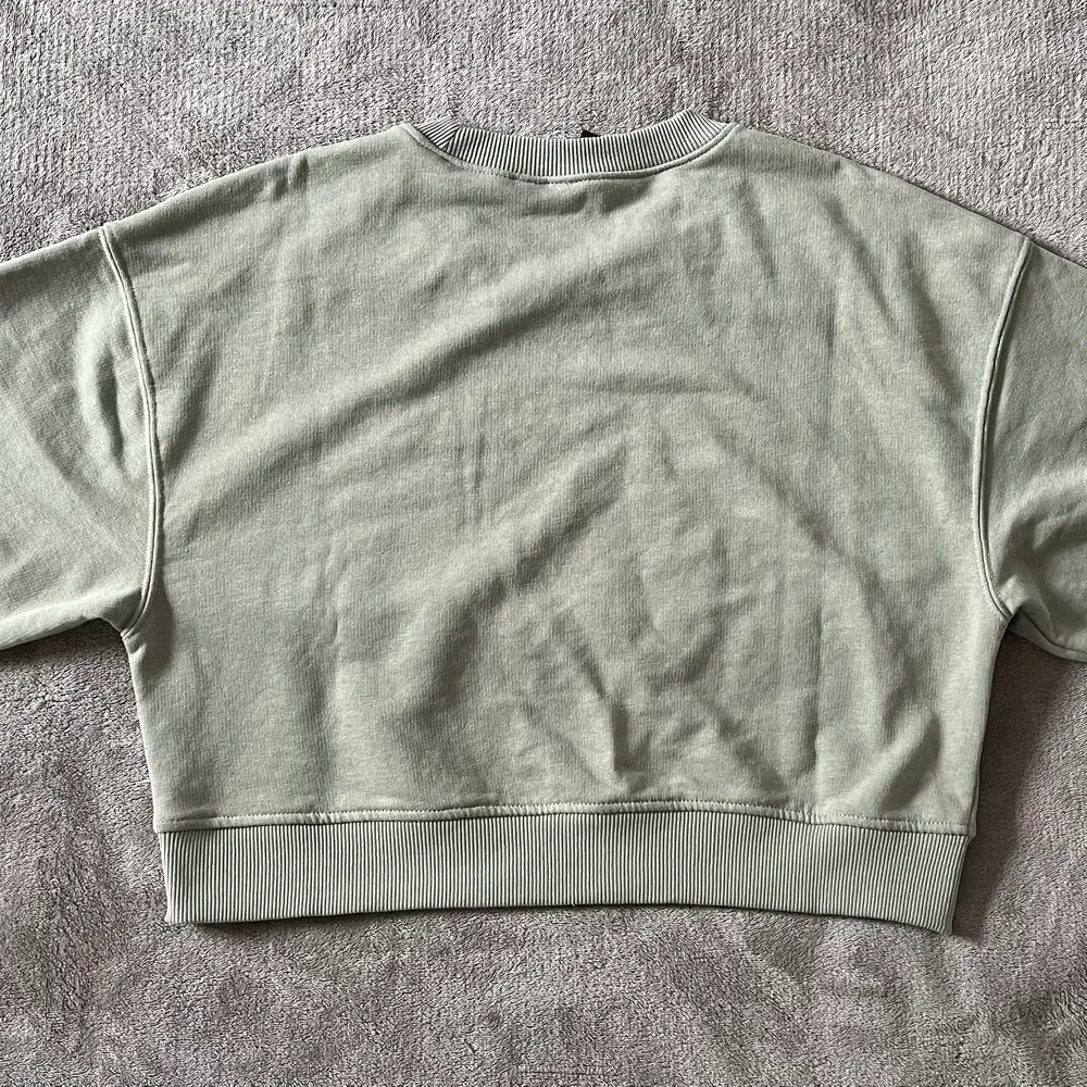 Grön croppad sweater från hm, aldrig använd. Köparen står för frakt . Tröjor & Koftor.