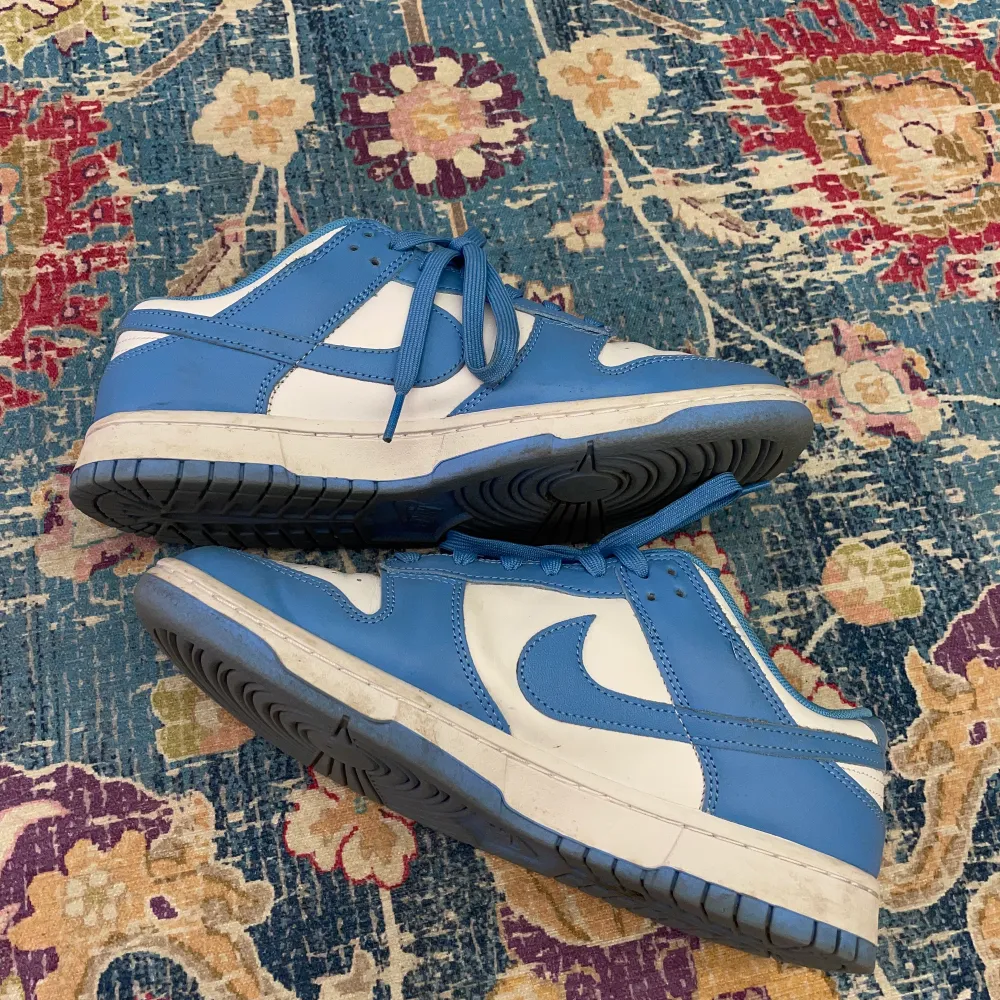 Nike dunk unc low, inga bud under 1500kr. Köpare betalar frakt på 140kr, kartongen finns kvar.. Skor.