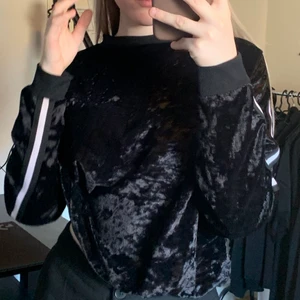 Fin tröja ❤️ - En fin tröja från boohoo 💛 Bara använd enstaka gånger 💘Köparen står för frakten 