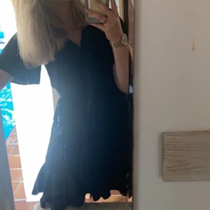 Söt omlottklänning - Säljer min fina svarta omlottklänning från Hm, köpt för 2 år sedan, volang där nere och på ärmarna💕