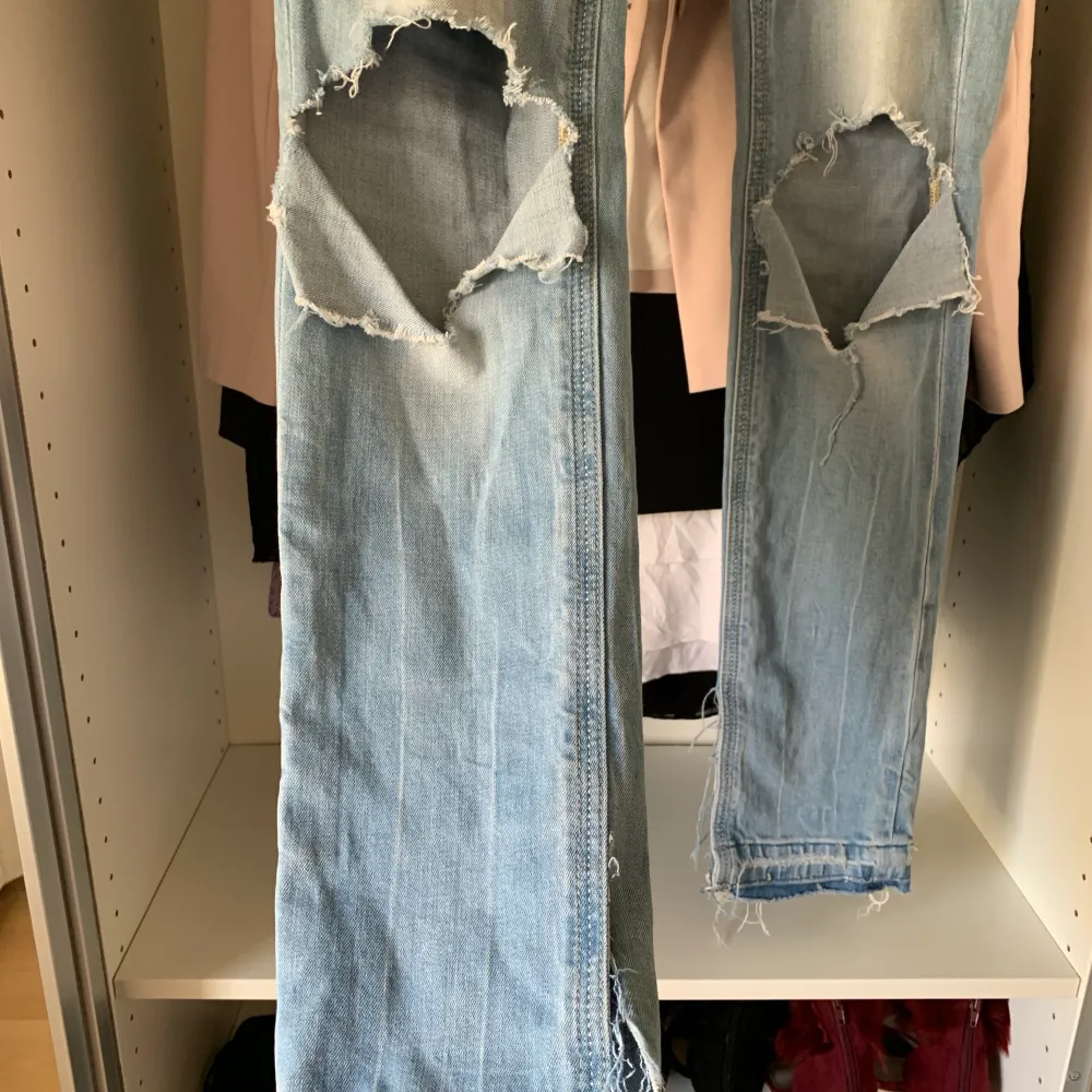 Säljer dessa super snygga jeans från Fracomina. Modellen Glam Victim, ljusblåa lågmidjade jeans med snygga detaljer på rumpan!! 😍 Nypris runt 900 kronor och de är helt oanvända!! . Jeans & Byxor.