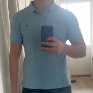 Piké från Ralph lauren Stl M - Plagget sitter som Stl S då den är slim fit, den är mer ljusblå än vad som syns på första bilden. Har en väldigt liten fläck som syns på sista bilden. Går säkert att få bort med lite jobb.