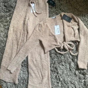 NAKD sett beige  - Beige sett från NAKD, oanvänt med lappar. Storlek M men passar även S då jag själv är en S.