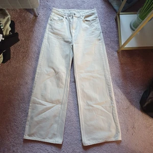 Weekday Ace jeans beige - Jeans från Weekday i modellen Ace, storlek 28/32. Färgen är mest lik den på första bilden, de är alltså benvita/ljusbeiga. Köpt här på Plick i nyskick men var tyvärr en aning stora för mig. 78cm runt midjan, 80cm innerbensmått. Frakt tillkommer ✨️