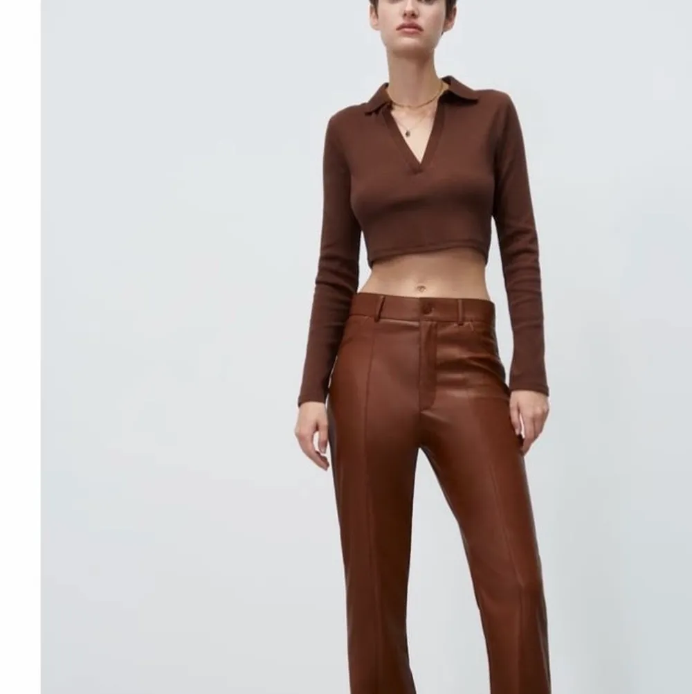 Säljer den a bruna långärmade tröjan från Zara. Ribbat tyg i storlek S för 60kr. Toppar.