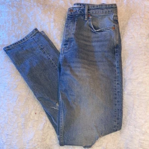 Jeans  - Jeans men snygg slitning på båda knäna! 