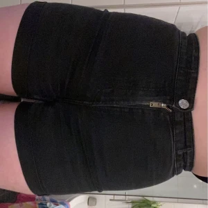 Short från H&M - Säljer dessa short då dom blivit försmå. Storleken är 152 men skulle säga att den passa någon med storlek XS då dom är töjbara. Säljer för 55kr, köparen står för frakten, kan även mötas i Uddevalla eller Munkedal💛