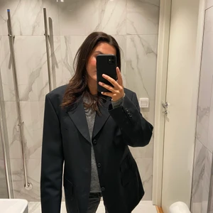 Kavaj från Tiger of Sweden  - Säljer denna fina svarta oversized kavaj från Tiger of Sweden! Helt oanvänd och därav det fina skicket. Sitter superfint oversized! Frakt till kommer💕💕