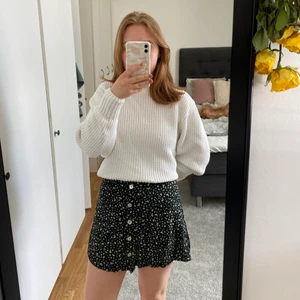 Somrig kjol strl 36  - Fin blommig kjol i tunt och svalt material, perfekt till sommaren!  I nyskick och knappt använd. Storlek 36. 