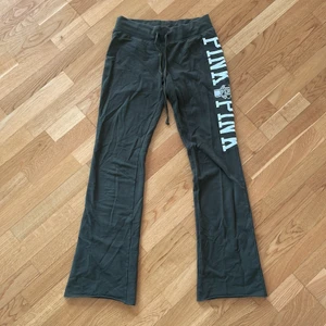 Mjukisbyxor från PINK - Gröna Tighta mjukisbyxor från pink med bootcut. Sitter så snyggt på! Storleken är S 