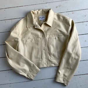 Beige skin jacka  - Jätte fin beige skin jacka från NAKD som endast är använd 1 gång så den är i nyskick! Perfekt till våren och sommaren! 