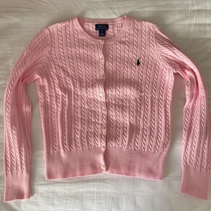 Ralph Lauren - Ralph Lauren ljusrosa kofta. 🌸 Barnstorlek XL (16 år). Bra skick och säljs för 400 + (frakt)