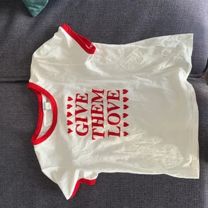 T-shirt från Monki  - Söt t-shirt från Monki i storlek S som inte kommit till användning! Köpare står för fraktkostnad 