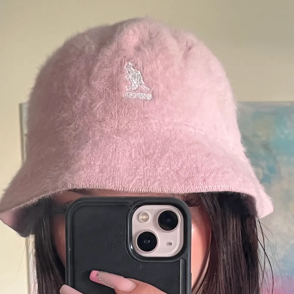 säljer nu min super fina kangol bucket hat då jag inte sträcker mig efter den längre. Just den här modellen är relativt rare. Lite missfärgad insida från smink går att tvätta bort. 💖☺️. Accessoarer.