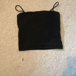 Ett svart linne från Gina köpt 2020 i strl S