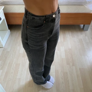 Gråa jeans  - Snygga gråa jeans från monki. I super bra skick! Stl 26 skulle säga att dom passar stor 34 o liten 38 runt stl 36! 