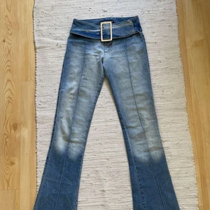 Jeans - Coola blåa jeans! Är 167cm men passar folk som är kortare. Midje måttet är 75cm och materialet är rätt så strechigt👍🏼 ny skick