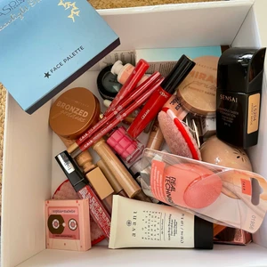 Sminkprodukter  - Smink OANVÄNDA produkter i olika märken.   CAIA Cosmetics   Caia Eye Brightener säljer för 100kr  Caia eyeliner-penna brun 100kr  Caia ögonbrynsgel 100kr   Caia pads rengöring 20kr/st   Mekka ögonskuggor 50kr/st    Lancome 100kr oanvänt allt är NYTT orginal pris 295kr finns på kicks hemsida!  (Färg 132) Sensai  Foundation SPF15 203 Neural Beige 200kr Rouge drops 50kr   Skriv vad vad ni är intresserad av om inte pris information finns i beskrivningen så ger jag ett pris👆 PAKET pris 600kr