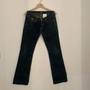 SÅ SNYGGA!! De är mörkblå jeans från Killah som är helt nya!! Alltså aldrig använda!! Från 2000 talet!! Midjemått tvärs över: 38cm Innerbenslängd: 76cm BUDGIVNING OM MÅNGA INTRESSERADE!!!