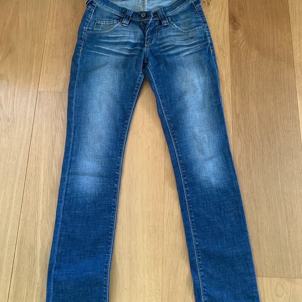 Snygga lågmidjade jeans i strl 28-33 från Lee. Fint skick! Rätt tajta i modellen🌸 köparen står för frakten, priset inkluderar inte fraktpriset! Tveka inte med att höra av dig vid intresse💕. Jeans & Byxor.