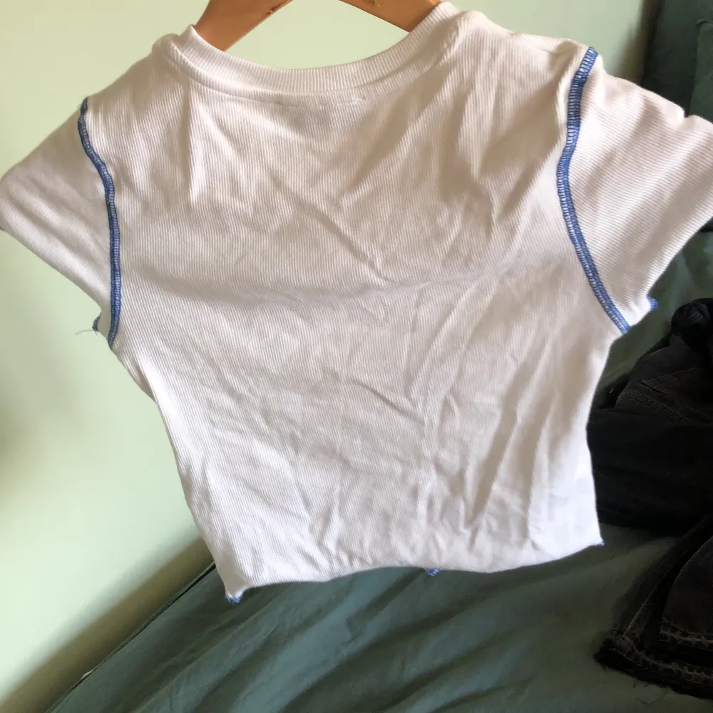 Säljer då jag rensar min garderob. Det är en baby t som är beställd från Zalando och den är från märket Bershka. Det är ett skönt material, den är en storlek m men passar mig som är s/xs. Frakt kan diskuteras.. T-shirts.