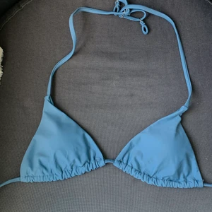 Bikini  - Marinblå bikini 💙 Stolrek XS eller S beroende på hur mycket man vill att den ska täcka  💗 Aldrig använd då den var för liten för mig 💞 Den är reglerbar på alla sätt. Den går att  knyta runt ryggen och halsen beroende på hur långt ner eller upp bikin ska sitta. ”Trekanterna” går att flytta. 💞