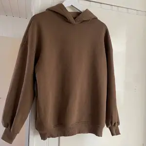 Brun hoodie med detalj o armens slut! Snygg hoodie från Gina, aldrig använd