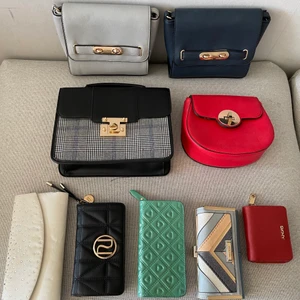 Paketpris: allt för 300kr - Säljer väskorna tillsammans för ett paketpris. Majoriteten är i superbra skick och resterande är i bra skick. De flesta har axelband till. Priset kan även diskuteras samt köparen står för frakten 🌺