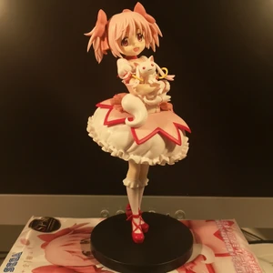Puella Magi Madoka Magica SEGA figur - Söt Madoka + Kyubey figur i bra skick. C.a 20cm lång. Boxen kommer med men är lite bucklad. Betalning sker helst med swish. 