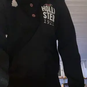 Säljer min svarta Hollister hoodie då den inte används, storlek xl.