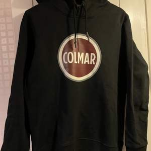 Hjälper min kille att sälja sin hoodie från Colmar. Använd vid få tillfällen så i fint skick. Den är i storlek M. Nypris 1299. Säljer för 600kr ☺️